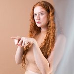 jfernad_bellejeunefemmeenseignantlanguesignes_2321