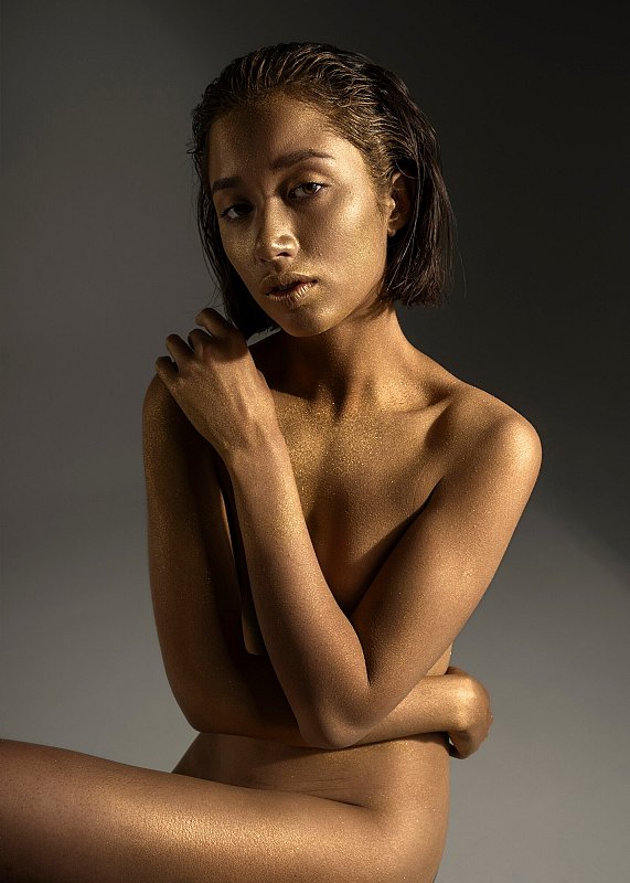 jfernad_femmevuefaceposantpeinturecorporelledoree_